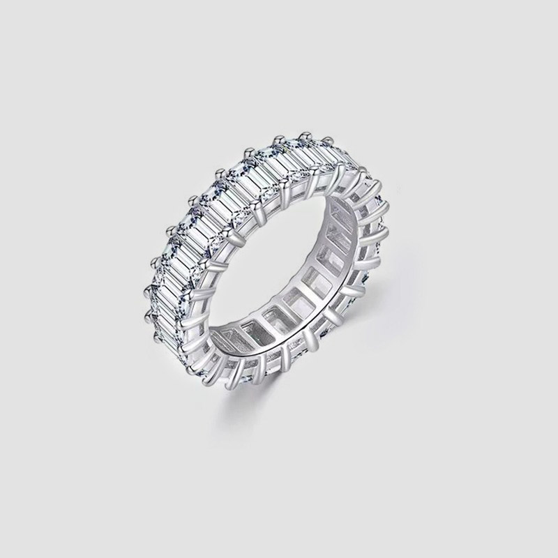 The Éternelle Emerald Diamond Band