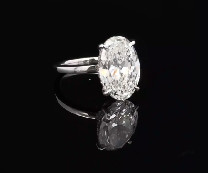 The Aura Oval Ring